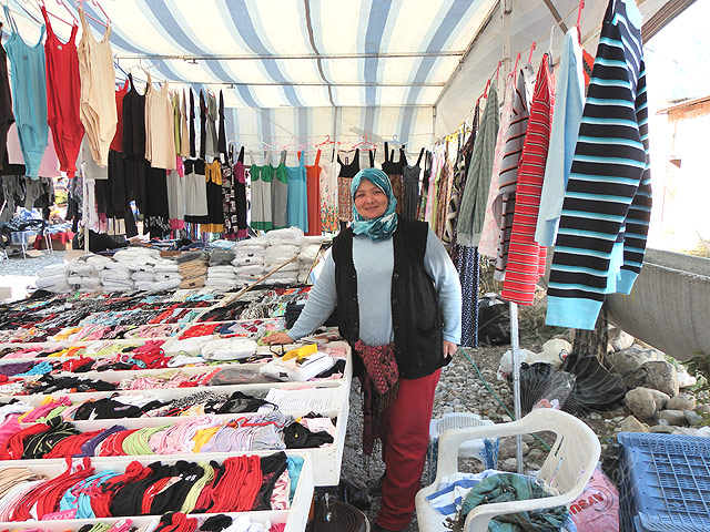 9-11-19-Kuzdere-25-s.jpg - Fatma verkauft auch in Kuzdere Unterwäsche, man findet ihren Stand aber auch auf den Märkten in Kemer, Camyuva, Göynük und Tekirova