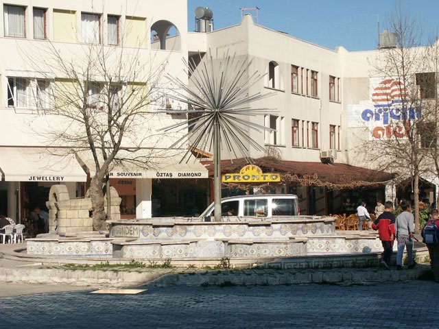05-03-04-Kemer-18-s.jpg - Früher stand auf dem Mittelpunkt der Kreuzung Atatürk Boulevard und Hafenstraße ein Springbrunnen mit "Pusteblume"