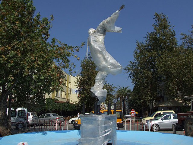 07-08-14-Kemer-13-s.jpg - - und an seiner Stelle eine neue Brunnenstatue errichtet