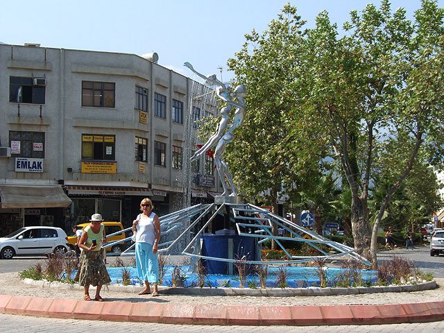 07-08-29-Kemer-13-s.jpg - Der "Liebesregen" entwickelte sich bald zur Touristenattraktion, war aber wegen seiner "unsittlichen" Form auch sehr umstritten.