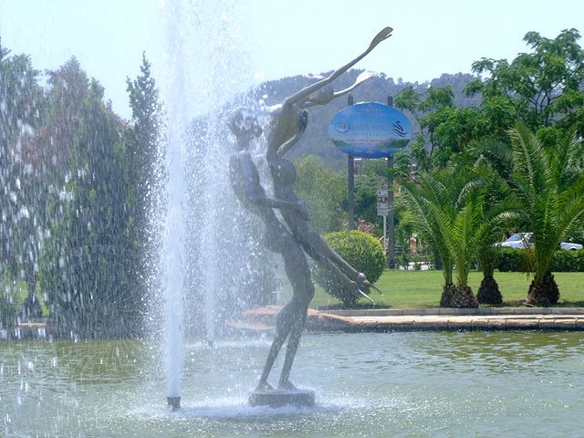 09-06-15-Kemer-08-s.jpg - Die beiden Liebenden ließen nun nicht mehr selbst Wasser fließen, sondern wurden von Fontänen überspült