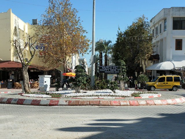 11-01-10-Kemer-02-s.jpg - Der Platz im Kreisverkehr blieb ohne Brunnen