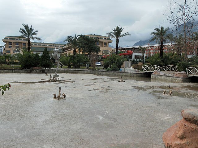 11-01-22-Kemer-08-s.jpg - - durch das schmutzige und sehr kalkhaltige Wasser an den Figuren angerichtet hatten