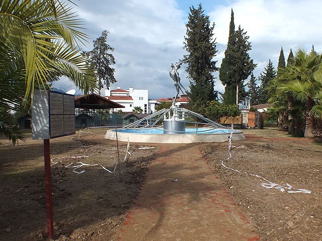 12-01-06-2-Kemer-04-s.jpg - - in ein kleines neues Becken noch etwas versteckter im Schwanenpark