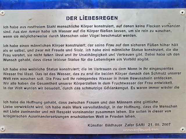 12-01-06-2-Kemer-22-s.jpg - Neben dem neuen Standort steht eine Tafel, auf der Bildhauer erklärt, was er sich bei diesem Kunstwerk gedacht hat. Im 3. Absatz des deutschen Textes fehlt leider ein Satzteil: "Es waren immer die Frauen, die unser Haus geputzt und unsere Körper gewaschen haben."