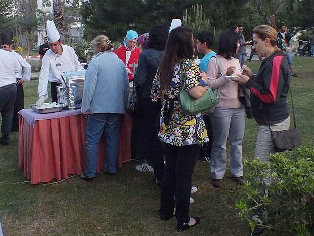 12-04-20-Kemer-26-s.jpg - ansonsten musste man in Stehen essen