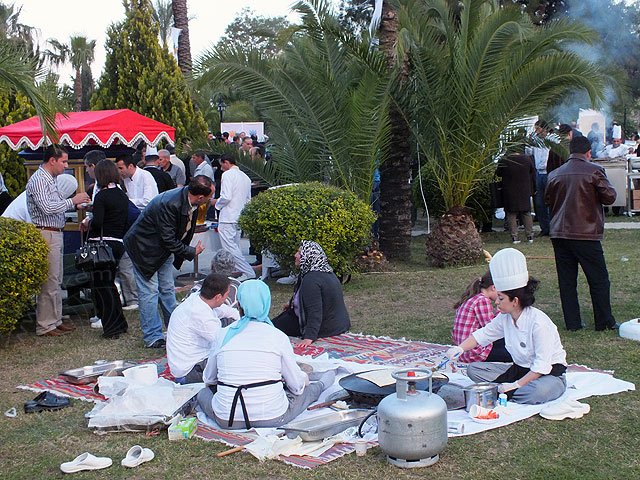 12-04-20-Kemer-34-s.jpg - Hier werden Gözleme auf dem runden Blech "gebraten"