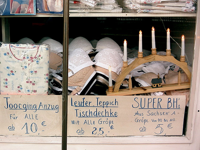 02-12-26-KW-1-s.jpg - Blick zurück: Ein Beispiel für gelungene Integration - Weihnachtsdeko beim Vietnamesen in Königs - Wusterhausen anno 2002