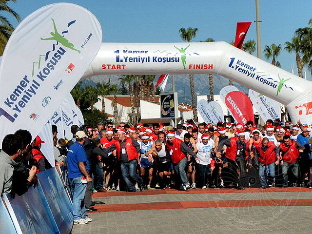09-12-31-Kemer-27-s.jpg - Der Silvesterlauf am 31.12.2009 war nicht nur der erste sondern auch der letzte Lauf mit roten Mützen