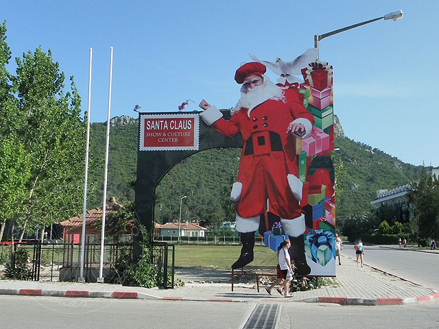 11-05-22-Santa-7-s.jpg - Im Sommer 2011 versuchte man es mal mit einer Santa Claus Show in Kemer, war aber ein Flop