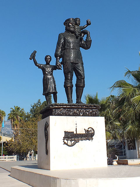 11-12-06-Demre-013-s.jpg - und heute soll dieses Denkmal in Demre an den Bischof Nikolaus erinnern