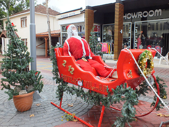 11-12-31-Kemer-14-s.jpg - mit ausgestopftem Weihnachtsmann