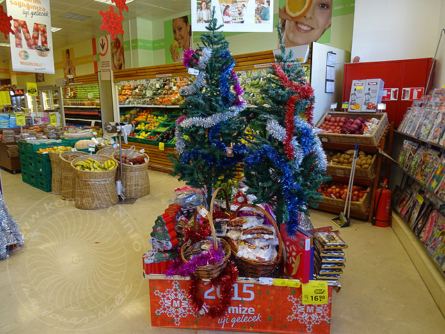 14-12-23-Kemer-09-s.jpg - Das Weihnachts - Neujahrsangebot bei Migros in Camyuva war überschaubar