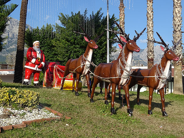 14-12-25-Kemer-08-s.jpg - Aus den kräftigen Rentieren wurden zarte Rehe