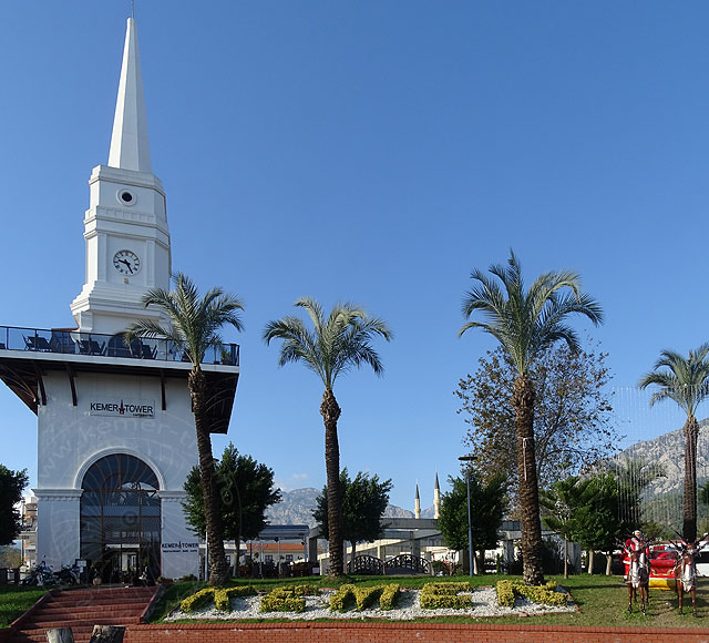 14-12-25-Kemer-11-s.jpg - Jetzt steht ein neuer Santa Claus mit Schlitten neben dem Kemer Tower