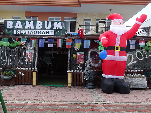 14-12-27-1-Kemer-01-s.jpg - Dieser Santa Claus vor einem Restaurant in Kemer ist ein ziemlich aufgeblasener Typ