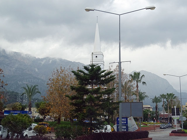 14-12-27-1-Kemer-09-s.jpg - Araukarien und Palmen sind eben nicht so ganz typische Weihnachtsbäume