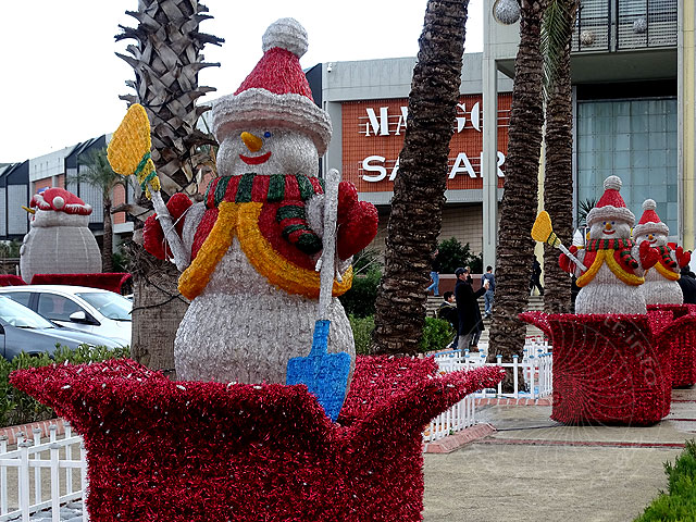 14-12-30-Antalya-06-s.jpg - Vor dem 5M Migros in Antalya stehen Schneemänner mit Schaufeln und Besen bereit - falls das Wetter noch kälter wird?