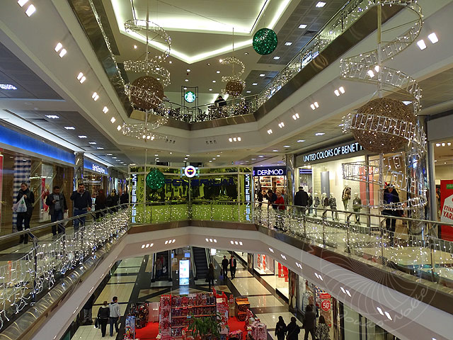 14-12-30-Antalya-12-s.jpg - Die eher dezente Deko der Shopping Mall