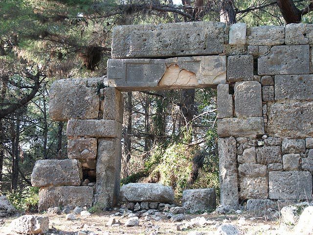 23-Phaselis-04-12-25-096-s.jpg - Im Dezember 2004 war hier noch eine Inschrift zu sehen