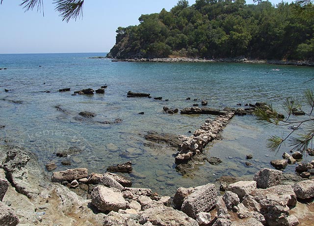 8-08-14-1-Phaselis-50-s.jpg - Bei höherem Wasserstand sieht man die Konturen der Gebäude am Ufer kaum