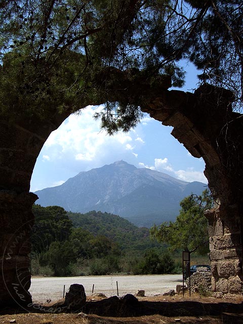 8-08-14-1-Phaselis-61-s.jpg - ... und hier mit Tahtali im August ohne Schnee