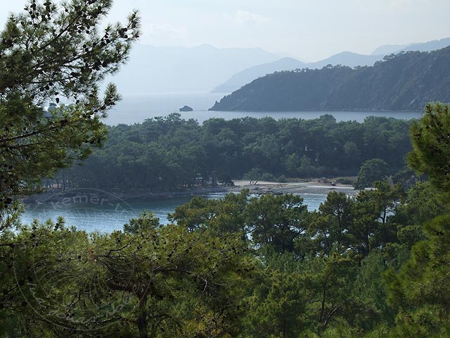 8-11-14-Phaselis-Bucht-029-s.jpg - Aber nur von hier aus hat man so einen guten Blick auf die Halbinsel von Phaselis und an klaren Tagen bis nach Olympos