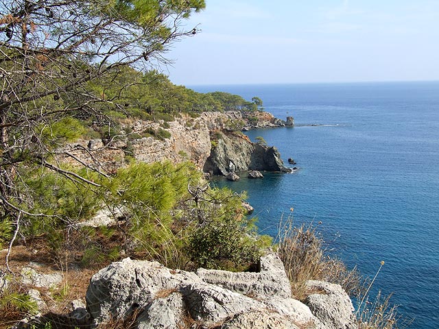 8-11-14-Phaselis-Bucht-061-s.jpg - Blick auf die Klippen nördlich von Phaselis