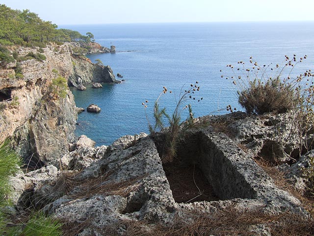 8-11-14-Phaselis-Bucht-078-s.jpg - Hier gibt es Steinsärge mit  Aussicht