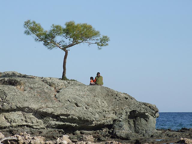 8-12-16-Phaselis-26-s.jpg - Mutter und Kind genießen die leichte Seebrise