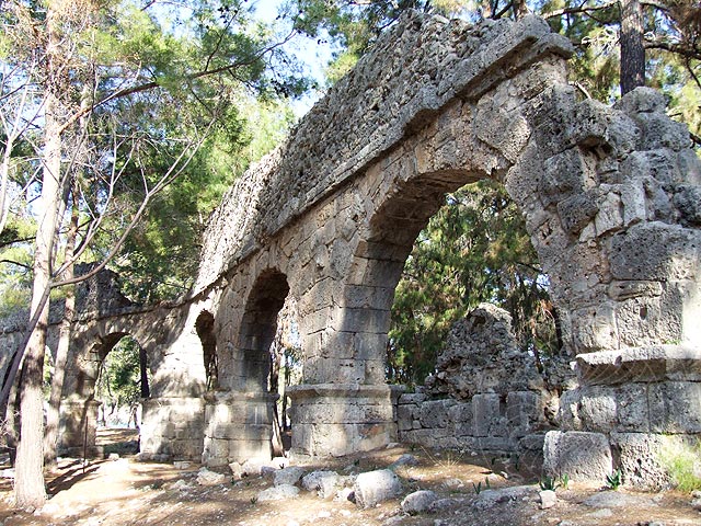 8-12-16-Phaselis-30-s.jpg - Insgesamt stehen in Phaselis noch 12 Bögen des römischen Aquäduktes. Diese Wasserleitung wurde in byzantinischer  Zeit erneuert.