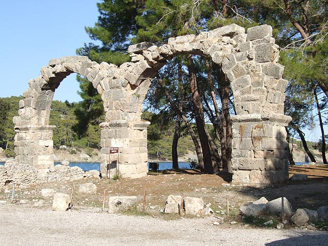 8-12-16-Phaselis-32-s.jpg - Das Wahrzeichen von Phaselis sind die steinernen Bögen, die früher eine Wasserleitung trugen und Quellwasser bis in die Stadt beförderten