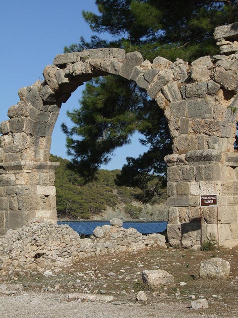 8-12-16-Phaselis-36-s.jpg - Es scheint wie ein Wunder, dass dieser Bogen noch hält