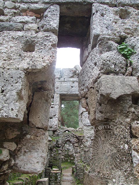 9-03-09-Phaselis-16-s.jpg - Blick durch mehrere Gebäude rechts der Hauptstraße (unten der Hypocaustus)