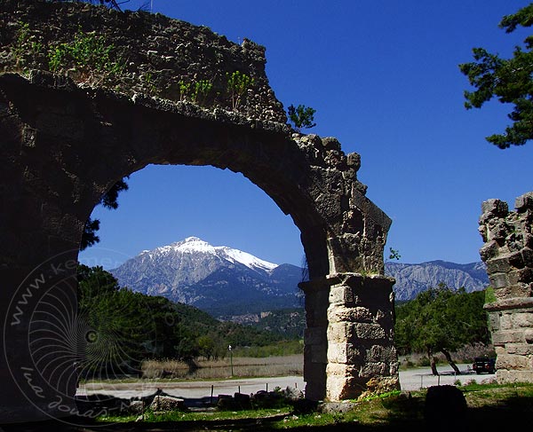 9-03-21-Phaselis-020-s.jpg - Auch als Bilderrahmen machen sich die Bögen gut, hier mit Tahtali im Schnee