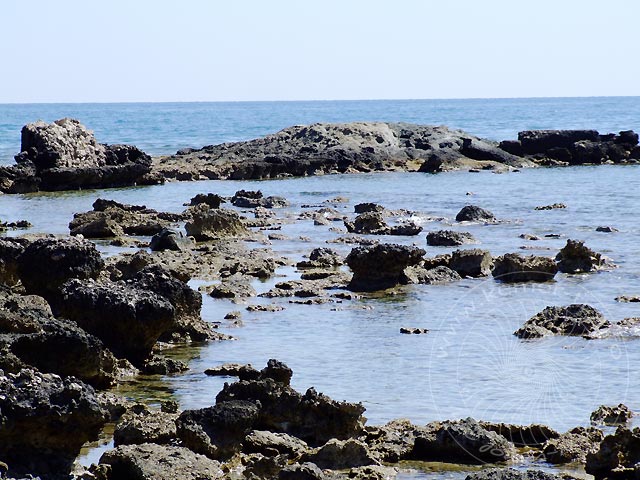 9-03-21-Phaselis-039-s.jpg - Teils natürlicher Fels, teils künstlich Mauern im mittleren Hafen