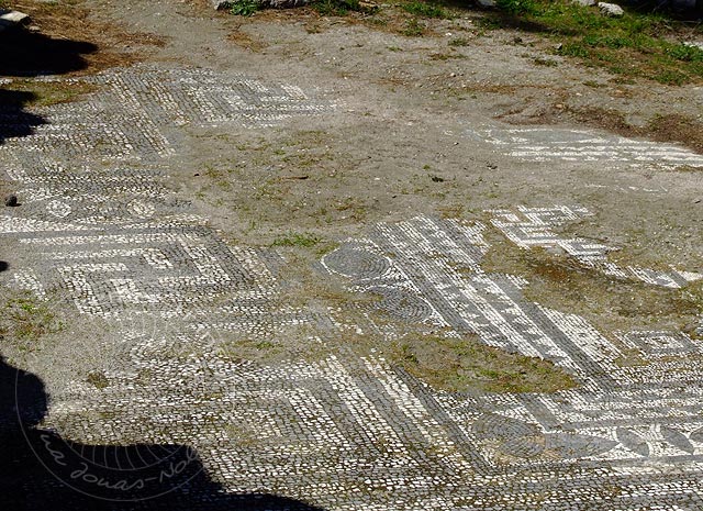 9-03-21-Phaselis-075-s.jpg - Der Raum speziell für den deutschen Touristen? Diese Form von Mäandern ist ein Überbleibsel aus byzantinischer Zeit (Fußboden einer Basilika?)