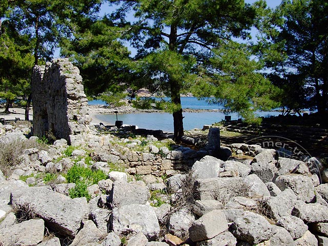 9-03-21-Phaselis-079-s.jpg - Blick von den Ruinen der Gebäude an der Hauptstraße in Richtung Hafen