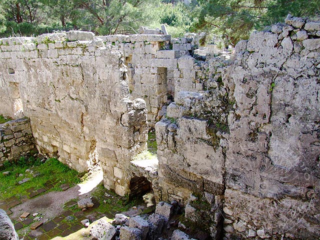 9-03-21-Phaselis-083-s.jpg - Die Fußböden und Decken der einzelnen Etagen fehlen heute