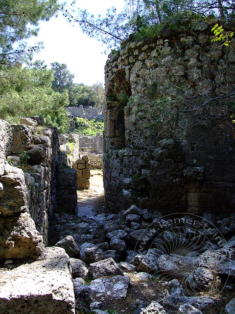 9-03-21-Phaselis-086-s.jpg - Hinter dem Platz mit der Zisterne steht dieses turmähnliche Gebäude