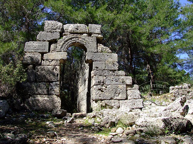9-03-21-Phaselis-105-s.jpg - Sieht aus wie mit dem Baukasten erbaut - Eingang in eine Seitengasse