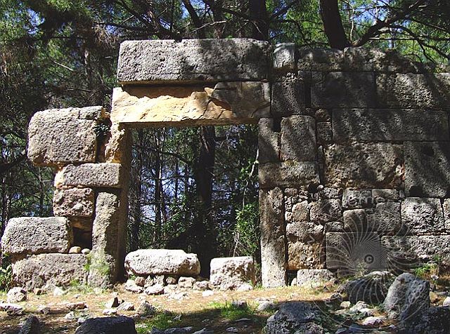 9-03-21-Phaselis-106-s.jpg - An diesem Tor können wir sehen, wie der Verfall von Phaselis weiter fortschreitet, achten Sie auf die helle Stelle im unteren Torbalken