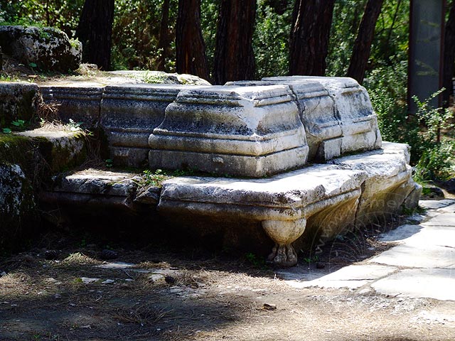 9-03-21-Phaselis-108-s.jpg - Reste einer Bank im Sockel des Tores