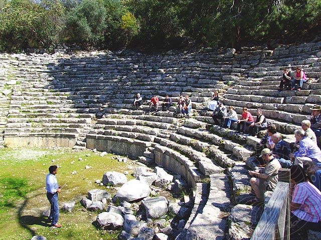 9-03-21-Phaselis-145-s.jpg - Im Schatten natürlich! - Wer jemals Phaselis oder eine andere antike Stadt im Sommer besucht hat, wird das sofort verstehen