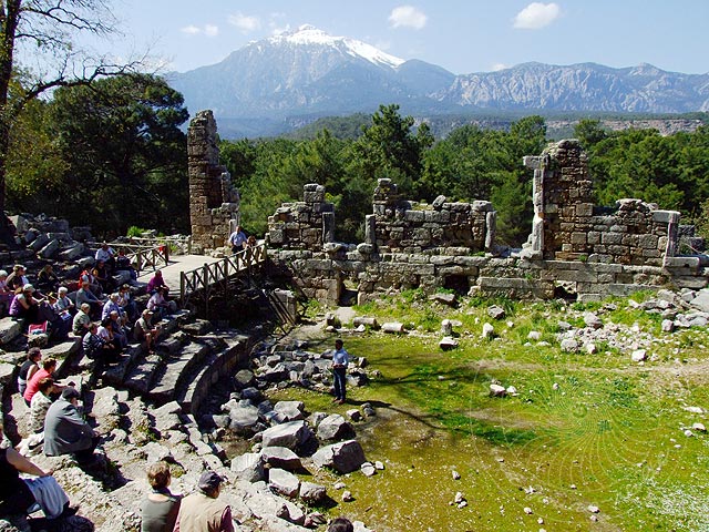 9-03-21-Phaselis-150-s.jpg - Über eine neue Holztreppe erreicht man das antike Theater - und wo waren dort die teuersten Sitzplätze?