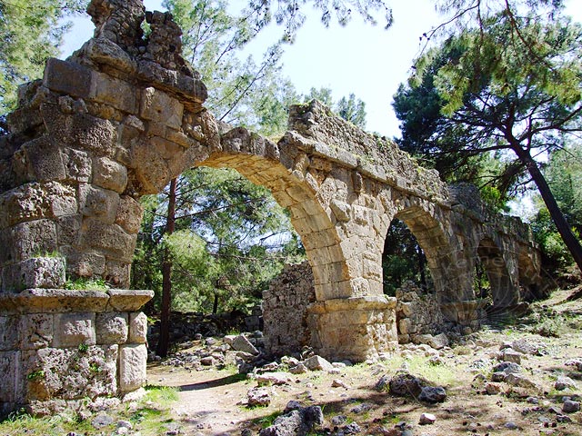 9-03-21-Phaselis-161-s.jpg - Der Aquädukt von Phaselis trozte tausenden von Erdbeben