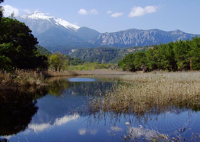 9-03-21-Phaselis-164b-s.jpg - Der See in Phaselis ist nur im Frühjahr mit Wasser gefüllt, im Sommer trocknet er weitgehend aus. Im Hintergrund der schneebedeckte Tahtali