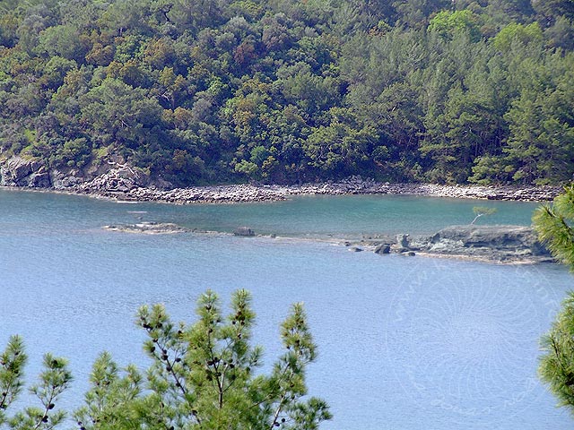 9-04-13-Phaselis-02-s.jpg - Blick von den Klippen auf den mittleren Hafen, deutlich zu sehen die schmale Hafeneinfahrt, links im Bild