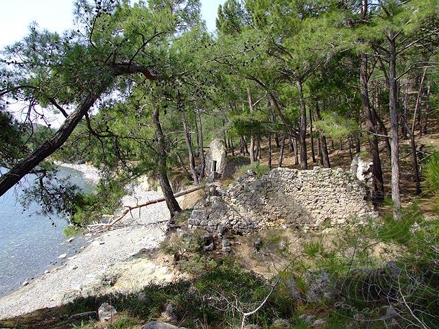 9-04-13-Phaselis-22-s.jpg - Ein leichter Kletterpfad führt durch die Nekropole am Rande der nördlichen Bucht von Phaselis