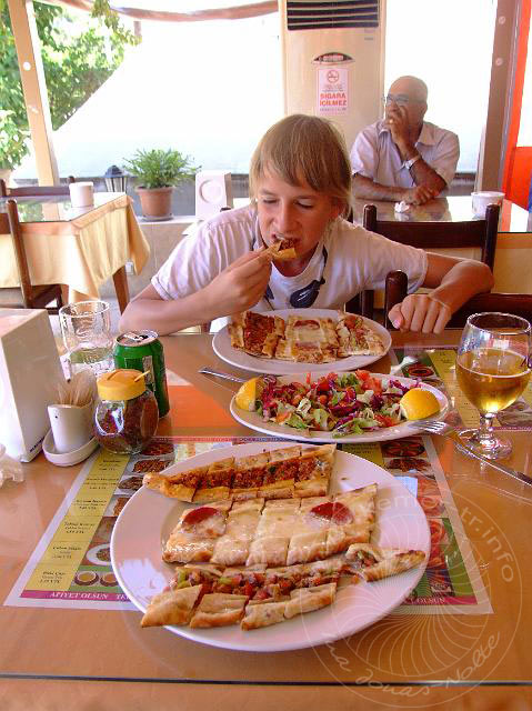 9-07-24-2-Phaselis-13.jpg - Nach dem Baden ist der Hunger immer groß! Auch wenn das Zuschauen bei den Massen, die so ein Junge vertilgen kann ...